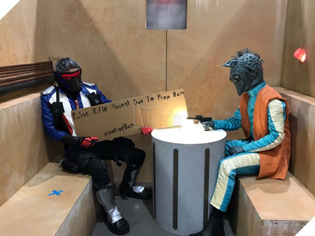 Bi hài sự kiện cosplay cấm coser cầm súng vào chụp ảnh nên đành dùng... bìa các-tông