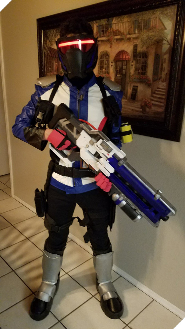 Bi hài sự kiện cosplay cấm coser cầm súng vào chụp ảnh nên đành dùng... bìa các-tông