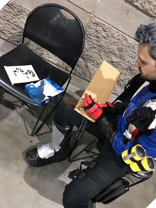 Bi hài sự kiện cosplay cấm coser cầm súng vào chụp ảnh nên đành dùng... bìa các-tông