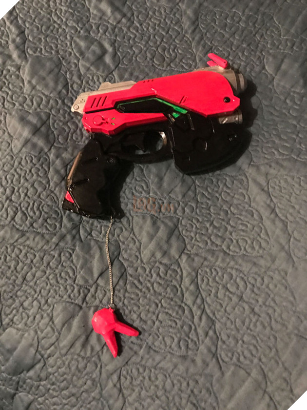 Bi hài sự kiện cosplay cấm coser cầm súng vào chụp ảnh nên đành dùng... bìa các-tông