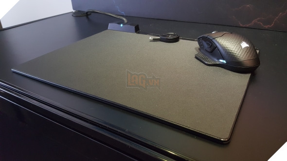 Computex 2017: Muốn biết case máy tính bao bọc bởi $10.000 sợi carbon trông như thế nào hãy ghé thăm quầy Corsair. 5