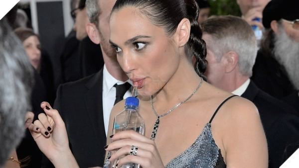 Cô uống rất nhiều nước mỗi ngày