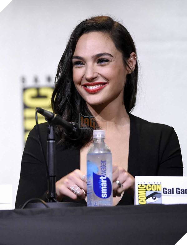 Muốn đẹp như Wonder Woman? Hãy uống nước nhiều như Aquaman