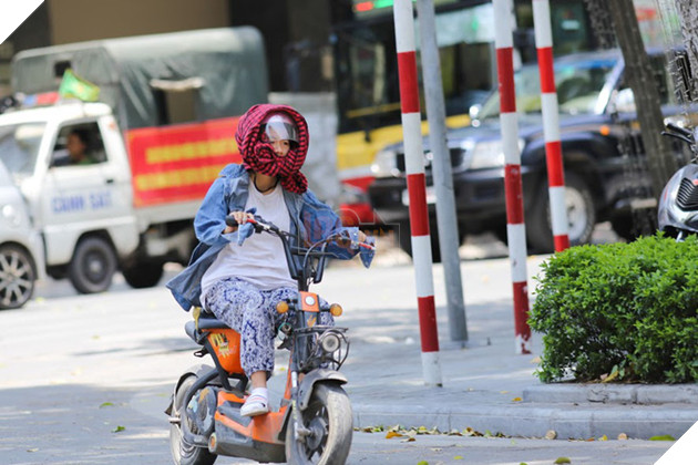 Ch&#249;m ảnh: Ngh&#236;n lẻ một &quot;chi&#234;u thức b&#225; đạo&quot; người d&#226;n H&#224; Nội đối ph&#243; với nắng n&#243;ng đỉnh điểm - Ảnh 4.