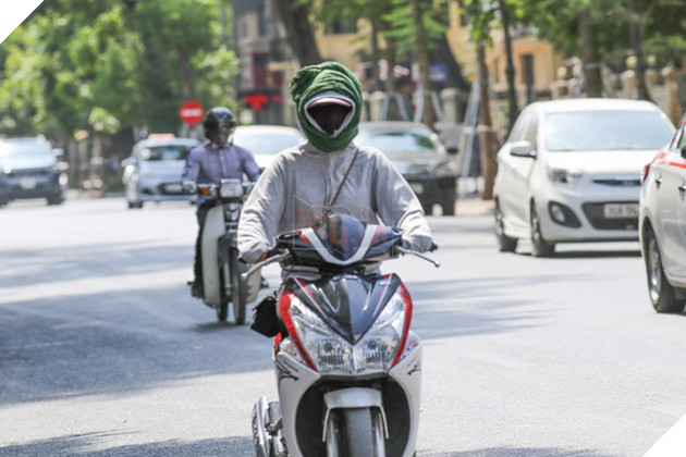 Ch&#249;m ảnh: Ngh&#236;n lẻ một &quot;chi&#234;u thức b&#225; đạo&quot; người d&#226;n H&#224; Nội đối ph&#243; với nắng n&#243;ng đỉnh điểm - Ảnh 4.