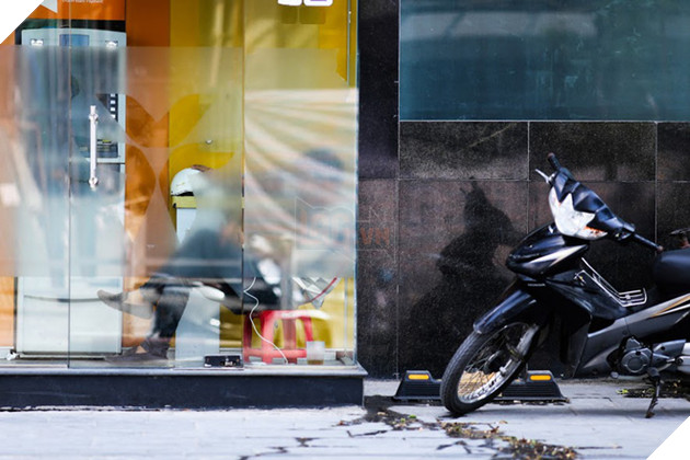 Chùm ảnh: Nghìn lẻ một chiêu thức bá đạo người dân Hà Nội đối phó với nắng nóng đỉnh điểm - Ảnh 5.