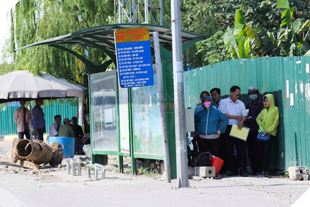 Chùm ảnh: Nghìn lẻ một chiêu thức bá đạo người dân Hà Nội đối phó với nắng nóng đỉnh điểm - Ảnh 7.