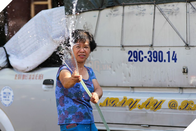Chùm ảnh: Nghìn lẻ một chiêu thức bá đạo người dân Hà Nội đối phó với nắng nóng đỉnh điểm - Ảnh 9.