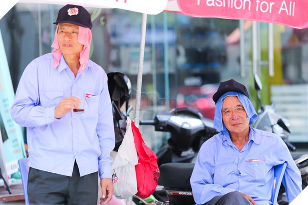 Ch&#249;m ảnh: Ngh&#236;n lẻ một &quot;chi&#234;u thức b&#225; đạo&quot; người d&#226;n H&#224; Nội đối ph&#243; với nắng n&#243;ng đỉnh điểm - Ảnh 8.