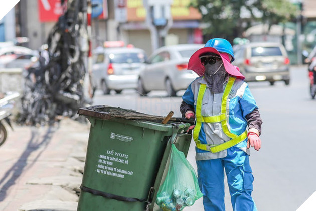 Ch&#249;m ảnh: Ngh&#236;n lẻ một &quot;chi&#234;u thức b&#225; đạo&quot; người d&#226;n H&#224; Nội đối ph&#243; với nắng n&#243;ng đỉnh điểm - Ảnh 8.