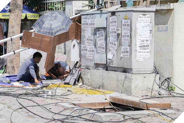 Chùm ảnh: Nghìn lẻ một chiêu thức bá đạo người dân Hà Nội đối phó với nắng nóng đỉnh điểm - Ảnh 10.