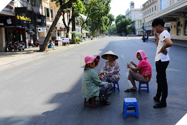 Ch&#249;m ảnh: Ngh&#236;n lẻ một &quot;chi&#234;u thức b&#225; đạo&quot; người d&#226;n H&#224; Nội đối ph&#243; với nắng n&#243;ng đỉnh điểm - Ảnh 8.