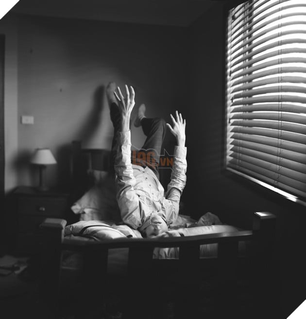 Những người bị rối loạn hành vi giấc ngủ REM thường biểu hiện các hành động cơ thể tương ứng với giấc mơ của họ.