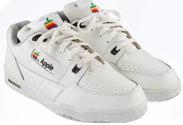 Đôi giày Apple vintage này đang được đấu giá tới $15,000
