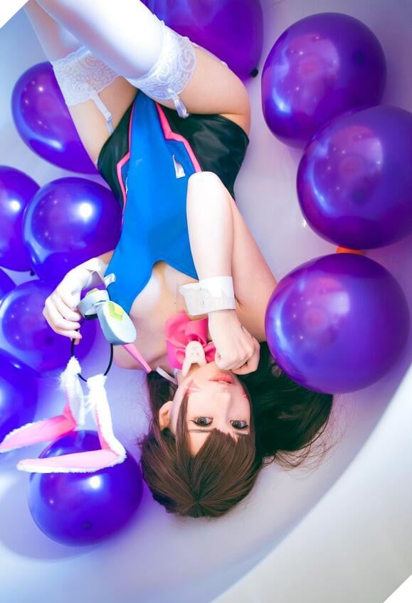 Cosplay D.Va cực nóng bỏng trong bồn tắm dành cho fan hâm mộ Overwatch