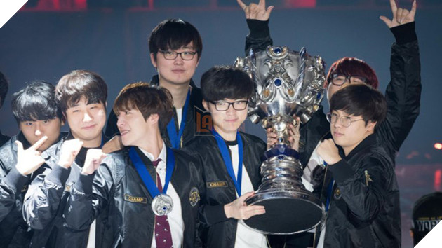 Bang hóa G-Dragon trong skin vinh danh SKT, thế nhưng HLV KkOma bị Riot troll cực đau đớn khi con mắt bị phá hủy