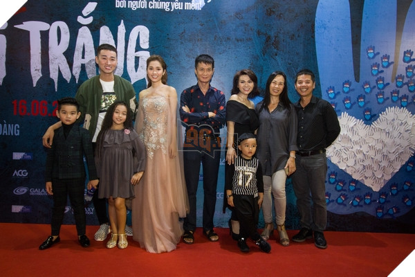 Diễn viên Hải Triều (Áo trắng) đã thể hiên xuất sắc vai người thuộc giới tính thứ ba