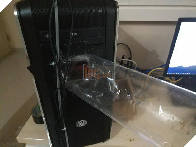 Chết cười thanh niên chơi lầy bật cả cái điều hoà chỉ để thổi gió làm mát máy tính chơi game