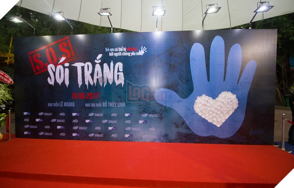 Thiết kế hài hòa kết hợp ba màu xanh - đỏ - trắng cùng hình ảnh bàn tay lớn