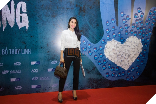 Vợ chồng ca sĩ Thủy Tiên – Công Vinh đã gửi lẵng hoa chúc mừng bộ phim, cô còn đích thân tới buổi công chiếu với trang phục giản dị nhưng không kém phần thanh lịch.