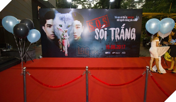 Khu vực bên hông sân khấu với tấm background cũng chất lượng không kém