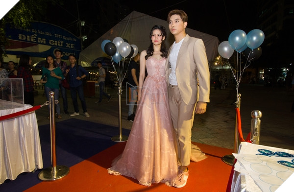 Trương Quỳnh Anh và Tim sánh đôi tới tham dự buổi họp ra mắt phim