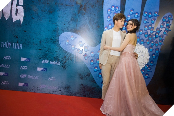 Sau nhiều sóng gió, tin đồn về tình cảm thì cặp đôi này càng ngày càng gắn bó, quấn quýt nhau.