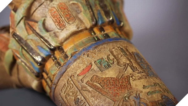 Độ sắc sảo của những hình vẽ trên cánh tay bức tượng