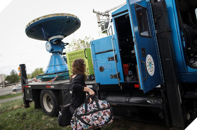 
Tại trung tâm nghiên cứu Khí tượng Thời tiết Cực đoan ở Boulder, Colorado, nhà khí tượng học Karen Kosiba đang vận chuyển thiết bị Doppler on Wheels (DOW), xe tải có gắn radar dùng để thu thập thông tin thời tiết trực tiếp từ các cơn bão, cho phép các nhà khoa học quét dữ liệu lốc xoáy và lập bản đồ 3D của gió và các mảnh vụn văng ra từ lốc xoáy.



 


