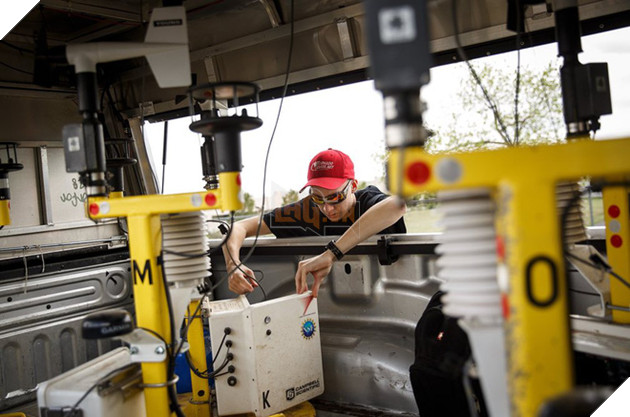 
Hunter Anderson, một sinh viên khí tượng học tại Đại học St. Cloud State và thực tập sinh tại Trung tâm nghiên cứu Khí tượng Thời tiết Cực đoan đang kiểm tra và chuẩn bị thiết bị đo bão trong một chiếc xe thám hiểm. Thiết bị đo bão là đĩa kim loại nặng với dụng cụ đo và bản đồ gió ở dưới đất.
