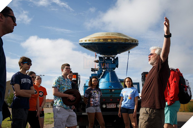 
Nhà khí tượng học Josh Wurman, chủ tịch và là người sáng lập Trung tâm nghiên cứu Khí tượng thời tiết khắc nghiệt, trao đổi với các sinh viên khí tượng học từ Đại học Penn State.
