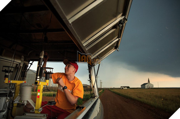 
Thực tập sinh Hunter Anderson chuẩn bị các thiết bị đô bão khi sấm sét dữ dội xuất hiện ở khu vực ở Paducah, Texas, ngày 10 tháng 5. Cơn bão không tạo ra cơn lốc xoáy, nhưng nhóm đã chuẩn bị để triển khai các thiết bị nếu lốc xoáy xuất hiện.
