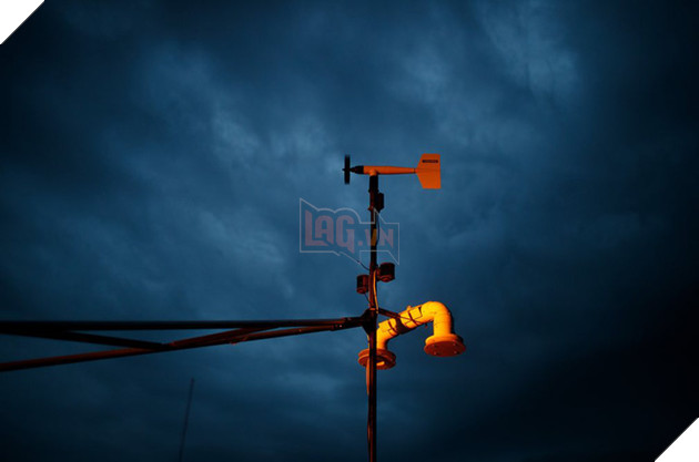 
Các dụng cụ đo tốc độ gió, hướng gió, áp suất và nhiệt độ được gắn trên một chiếc xe khảo sát trong cuộc săn bão Supercell ngày 9 tháng 5 tại hạt Lamb thuộc bang Texas.
