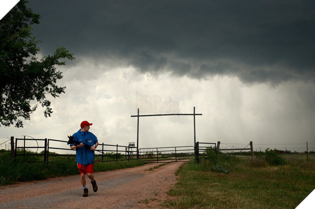 
Hunter Anderson hối hả trở lại chiếc xe thám sát lốc xoáy vì cơn giông bão siêu xảy ra vào ngày 10 tháng 5 tại Quanah, Texas.
