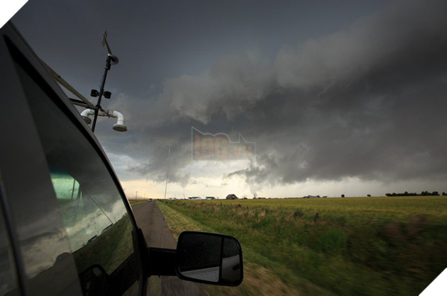 
Nhìn từ cửa sổ xe trinh sát, một cơn giông bão siêu bão (Supercell) ra vào ngày 10 tháng 5 ở Olustee, Oklahoma.

