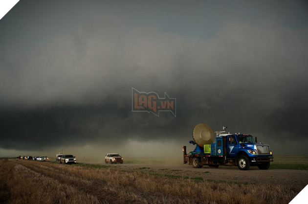 
Chiếc xe DOW di chuyển trong cảnh tượng sấm sét vào ngày 10 tháng 10 tại Olustee, Oklahoma.
