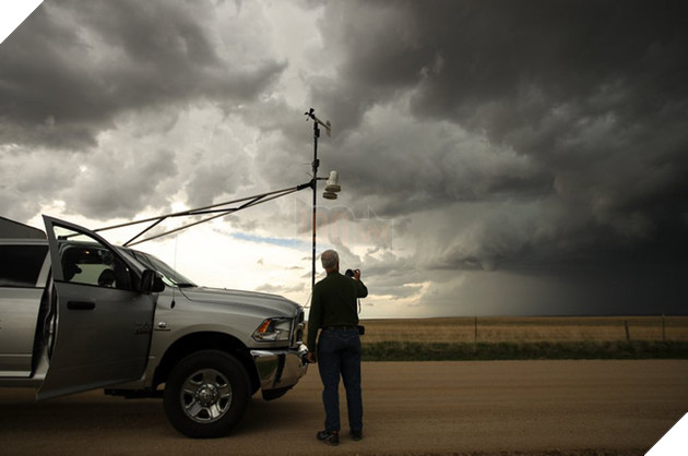 
Cựu chiến binh, thợ săn bão 40 tuổi, Tim Marshall, đang chụp ảnh một đám mây nhỏ được hình thành từ một cơn bão Supercell trong một nhiệm vụ nghiên cứu cơn lốc xoáy ở hạt Elbert, bang Colorado, ngày 8 tháng 5 năm 2017. Ông đứng bên cạnh chiếc xe thám hiểm cùng với các dụng cụ đo lường thời tiết được gắn phía trước.
