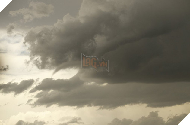 
Một đám mây nhỏ đang phát triển từ một cơn giông giông siêu bão vào ngày 8 tháng 5. Supercells là loại giông bão hiếm và có thể tạo ra thời tiết vô cùng khắc nghiệt, bao gồm gió, mưa và lốc xoáy. Siêu bão chứa một luồng gió quay sâu và liên tục được gọi là mesocyclone (tiền thân của vòi rồng).
