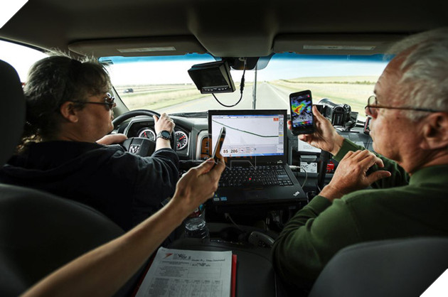 
Di chuyển bằng xe khảo sát, nhà nghiên cứu Rachel Humphrey và Tim Marshall đang thảo luận về hướng đi của radar và bão khi họ đuổi theo cơn bão I-70 trong ngày 8 tháng 5 tại hạt County, bang Colorado.
