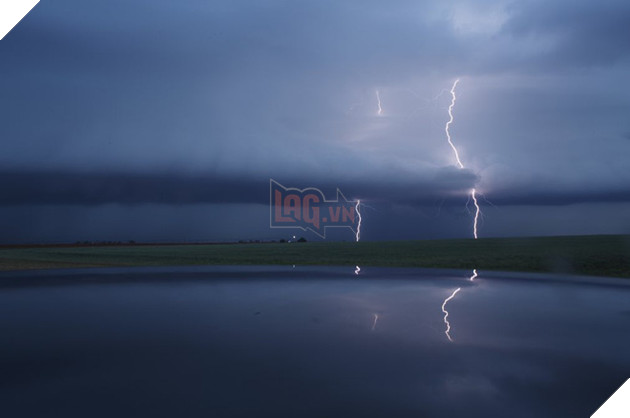 
Sét đánh xuống đất trong một cơn giông Supercell, ngày 9 tháng 5, ở Hạt Lamb, Texas. Đó là ngày thứ hai của nhóm tại “chiến trường” trong mùa lốc xoáy năm 2017 khi đang nghiên cứu cho dự án TWIRL.
