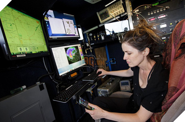 
Nhà khí tượng học nghiên cứu Karen Kosiba theo dõi cơn giông bão siêu cao trong chiếc xe DOW trong một nhiệm vụ nghiên cứu cơn lốc xoáy ở Portales, New Mexico.
