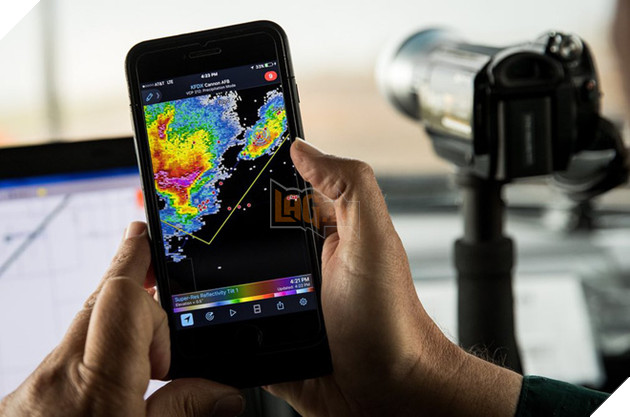 
Radar giám sát trên smartphone hỗ trợ Tim Marshall trong quá trình theo dõi sự hình thành của cơn bão.
