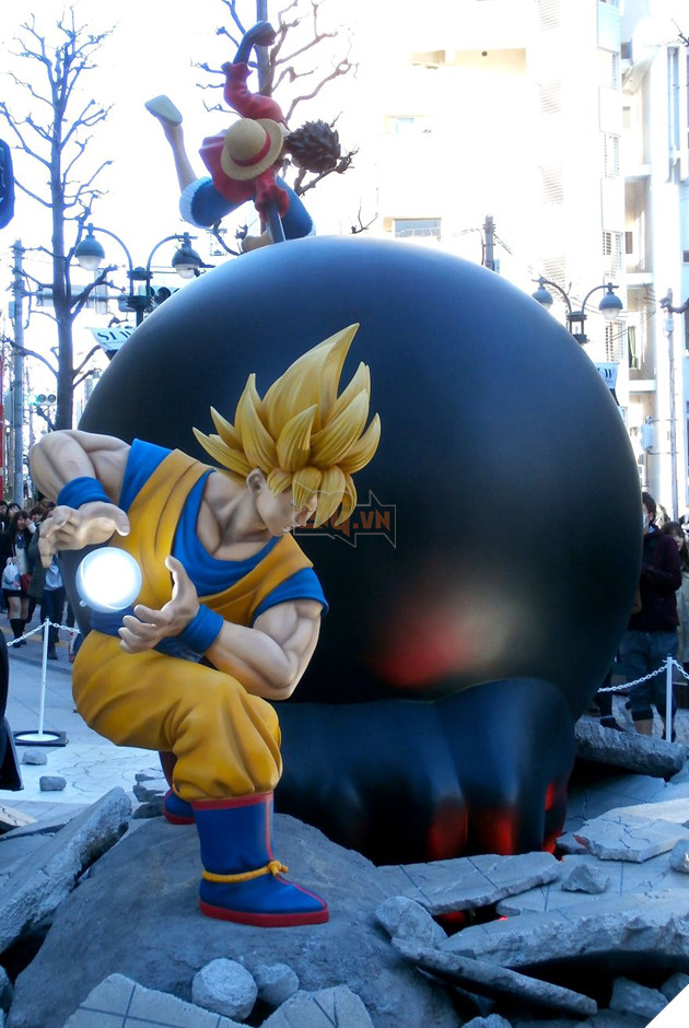 Tròn xoe mắt với Goku đại chiến Luffy ngoài đời thực tại Tokyo 5