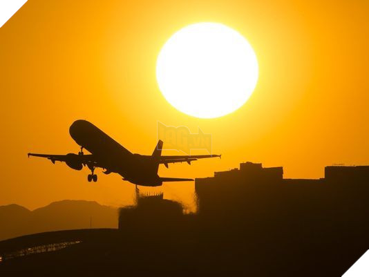 Mỹ: Nắng nóng tới mức máy bay không cất cánh nổi - Ảnh 1.