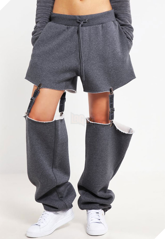 
Nói đùa vậy cho vui, đây là một thiết kế của nữ ca sĩ Rihanna (FENTY). Nếu chị em nào đó thật xinh đẹp mặc cái quần này, vẫn sẽ đáng yêu như thường
