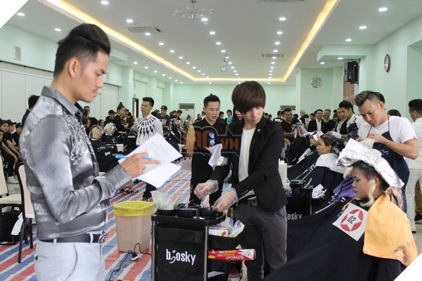 Huấn luyện viên Vũ Đức Quân đang quan sát, cho điểm thí sinh