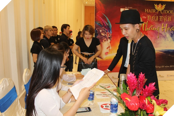 Thí sinh nhận số báo danh dự thi phần "Trình Diễn"