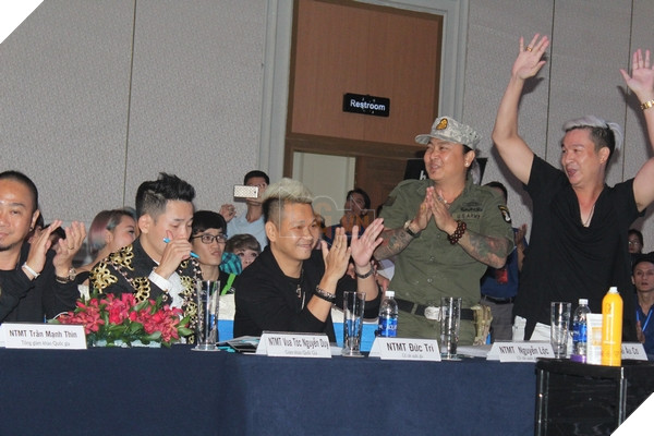 Các Huấn luyện viên vui vẻ trước sự cổ vũ nhiệt tình của người hâm mộ