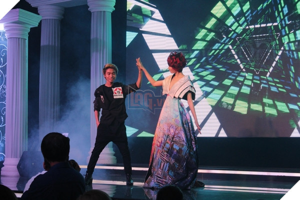 Thí sinh trình bày những bộ tóc hoàn thiện với mẫu của mình