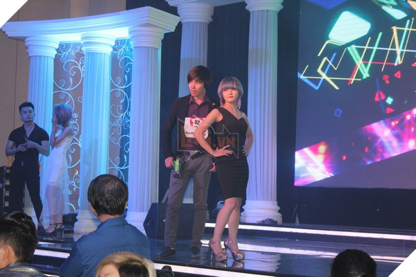 Không chỉ "đi Catwalk", thí sinh còn phải biết thay đổi tư thế liên tục trên sân khấu